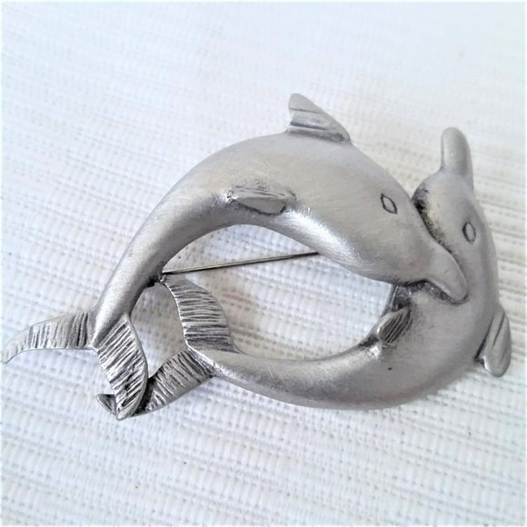 Vintage Dolphin Brooch Pewter Pin Porpoises Silver 80's Retro Ocean Sea Love - Picture 2 of 3